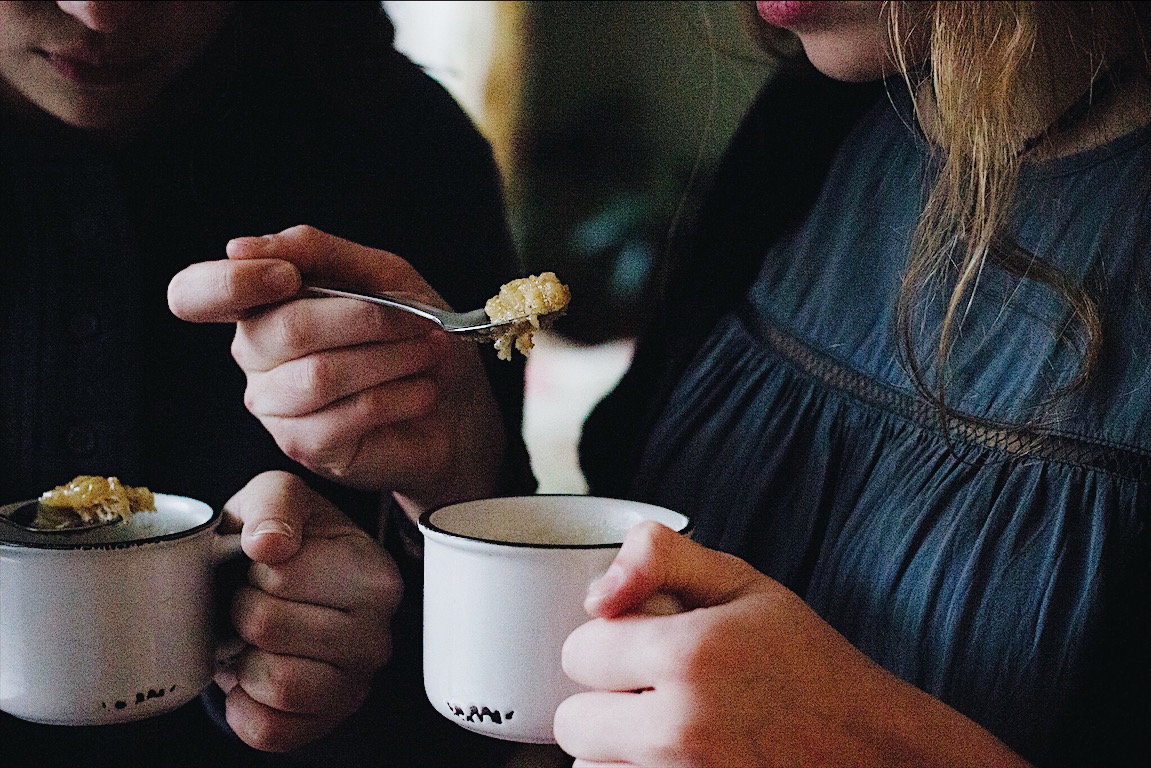 Pouding chômeur dans une tasse Noisette et Ciboulette